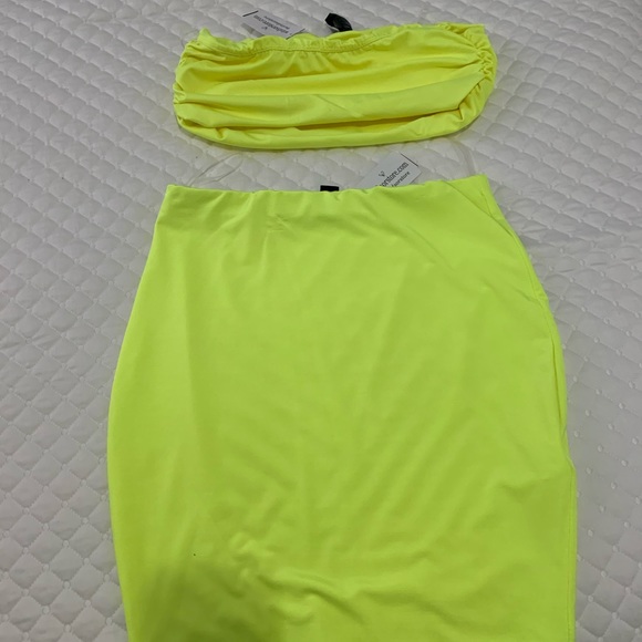 New, with tags! 2 piece neon yellow set - Picture 2 of 3
